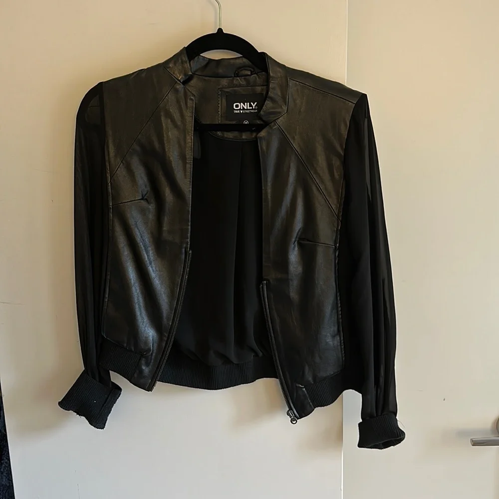Black leather jacket - Picture 2 of 3